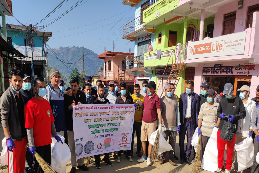 बैतडीको पाटन बजारमा सरसफाई 